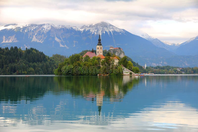 Jezioro Krwawiący z wyspą, Slovenia zdjęcia royalty free Jezioro Krwawiący z wyspą, Slovenia zdjęcia royalty free