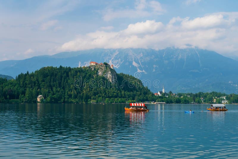 Jezioro Krwawił z kasztelem i łodziami, Slovenia zdjęcia stock Jezioro Krwawił z kasztelem i łodziami, Slovenia zdjęcia stock