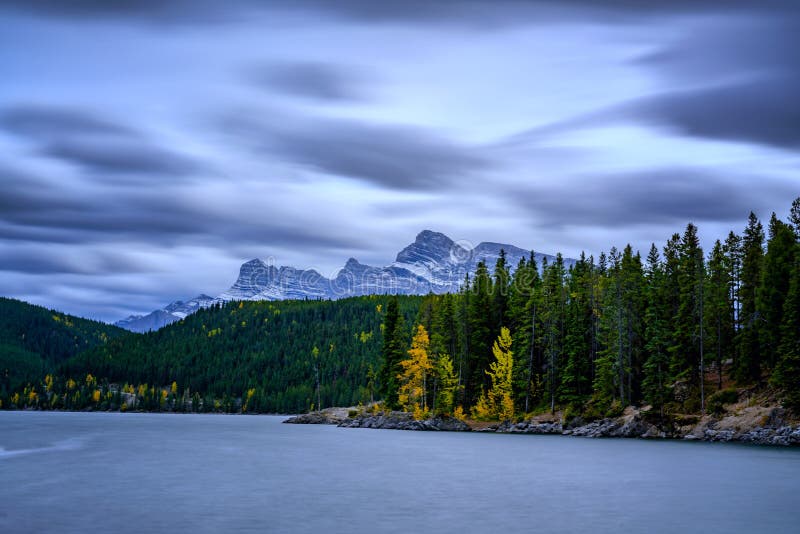 Jezioro minnewanka banff alberta kanada miejsce docelowe podróży. Piękna jesienna scena krajobrazowa jeziora i góry w tle w zachodniej kanadzie