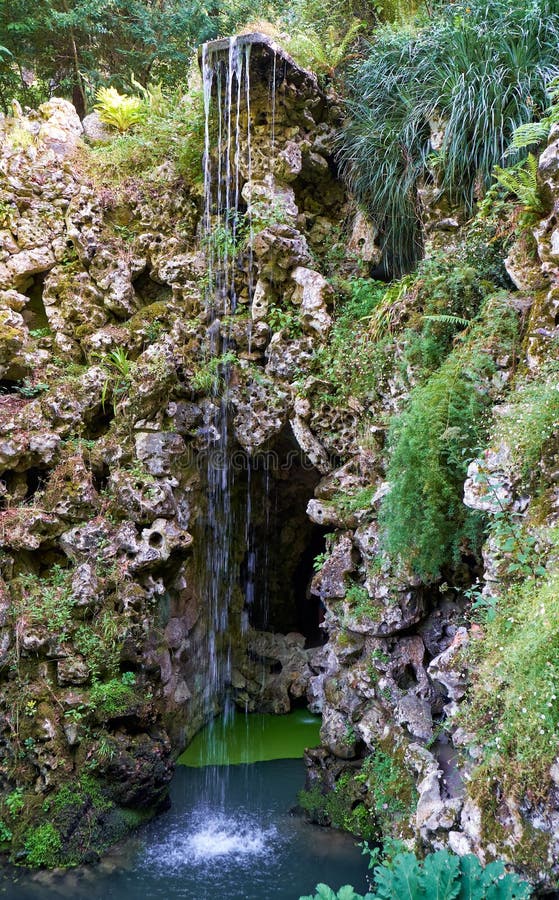 Jezioro siklawa Grota Wschodni Quinta da Regaleira Sintra Portugalia obrazy stock Jezioro siklawa Grota Wschodni Quinta da Regaleira Sintra Portugalia obrazy stock