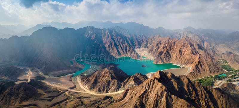 Jezioro tamy hatta we wschodnim regionie dubaju zjednoczone emiraty arabskie panorama lotnicza