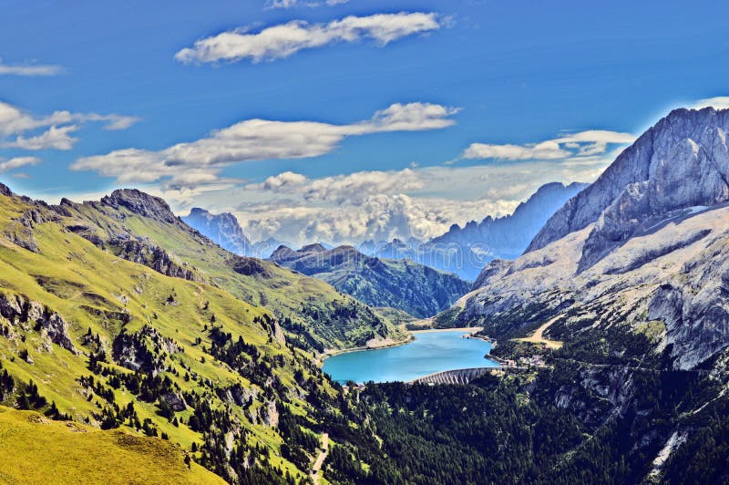 Jezioro w dolinie. Piękny jezioro pod Marmoladą, Dolomiti, Włochy