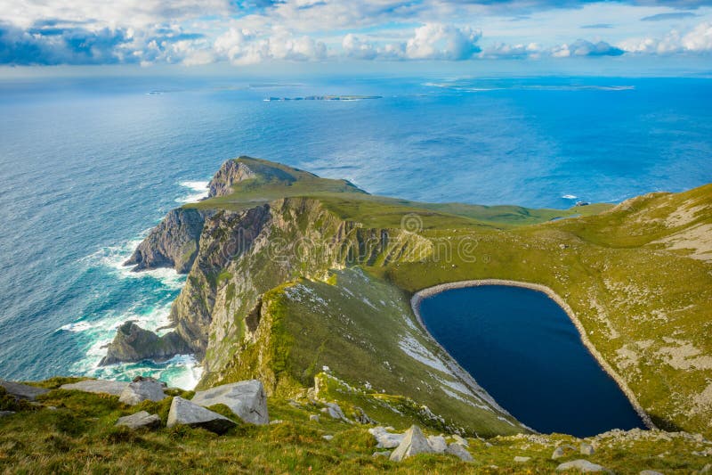 Jezioro w wzgórzu na Achill wyspie, Co mayo obraz royalty free Jezioro w wzgórzu na Achill wyspie, Co mayo obraz royalty free
