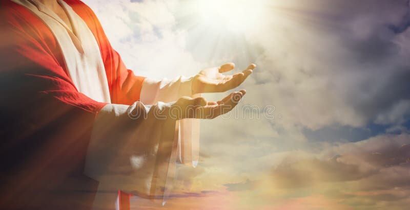 Jezus christ wyciąga ręce i modli się przy zachodzie słońca. zdjęcie royalty free