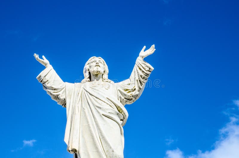Jezus Chrystus statuy pozycja na niebo dniu przy tłem fotografia stock