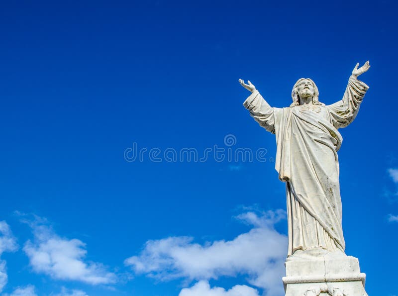 Jezus Chrystus statuy pozycja na niebo dniu przy tłem obrazy stock