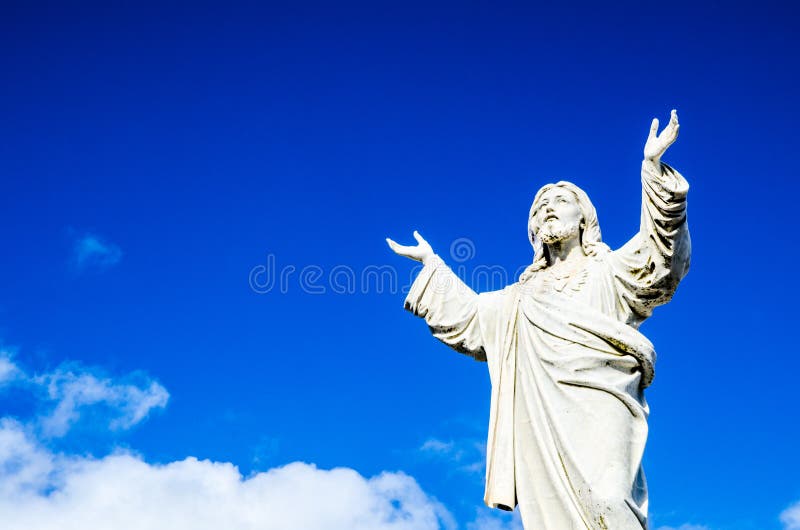 Jezus Chrystus statuy pozycja na niebo dniu przy tłem fotografia royalty free