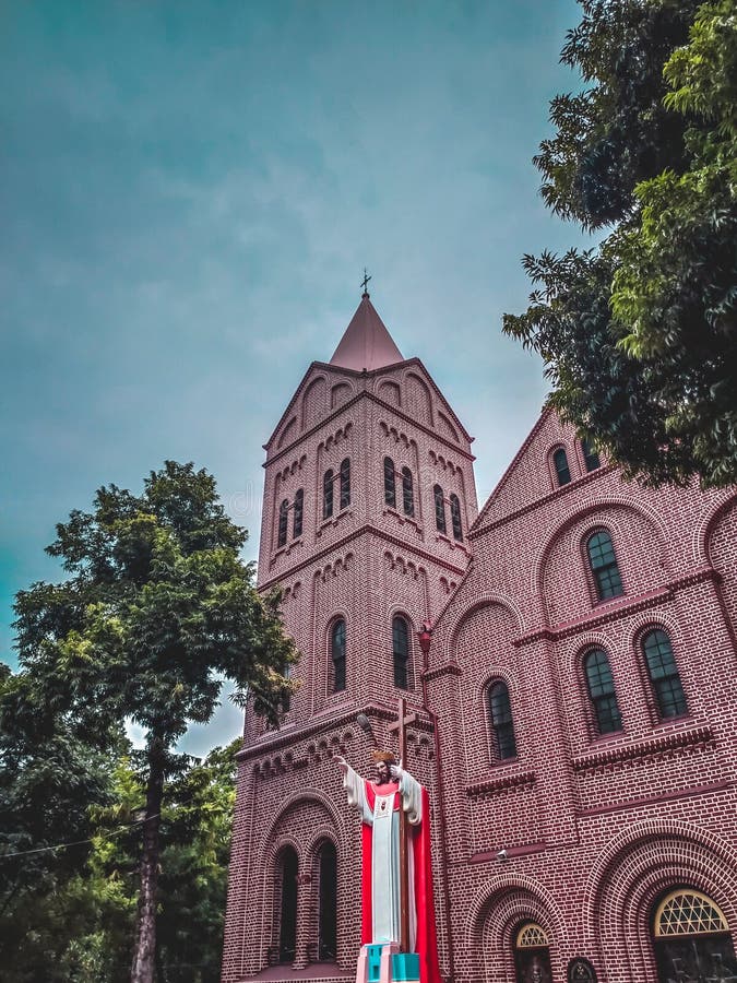 Jezusowa statua w frontof St Mary& x27; s Katedralny kościół w za obraz stock Jezusowa statua w frontof St Mary& x27; s Katedralny kościół w za obraz stock
