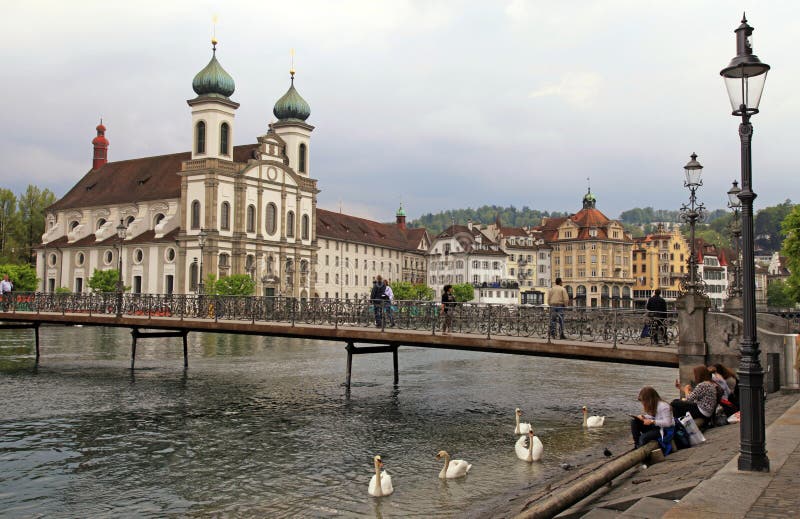 Jezuïetkerk en voetbrug op Reuss-Rivier, Luzerne, Switzerla stock afbeelding Jezuïetkerk en voetbrug op Reuss-Rivier, Luzerne, Switzerla stock afbeelding
