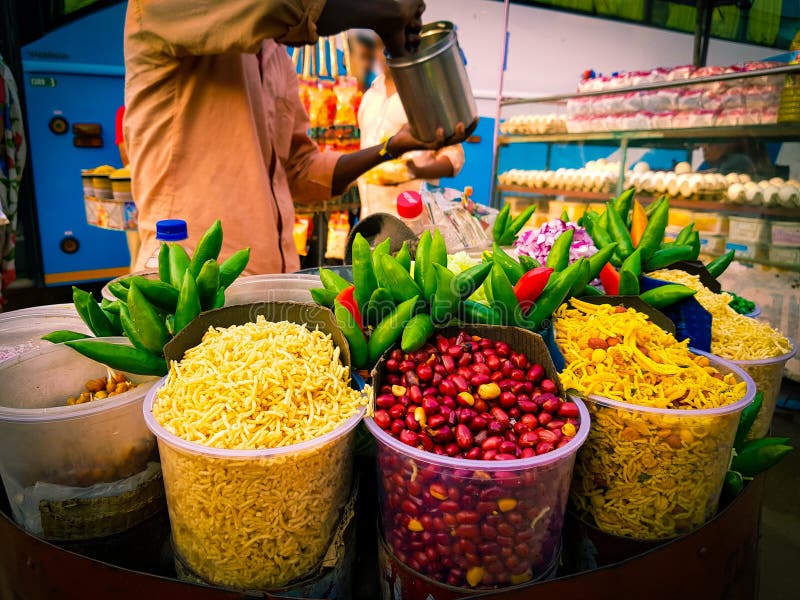 Jhalmuri-Mischung chaat, das von einem Schnellimbissverkäufer verkauft wird lizenzfreie stockbilder Jhalmuri-Mischung chaat, das von einem Schnellimbissverkäufer verkauft wird lizenzfreie stockbilder
