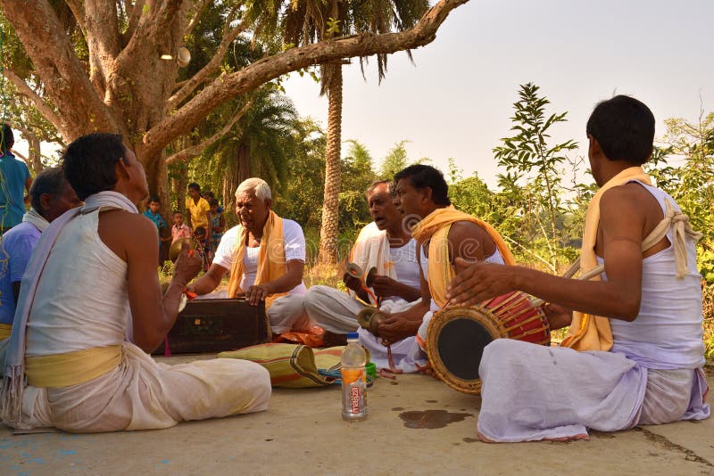 Jhargram, Bengala Occidental, la India - el grupo de Krishna de las liebres que los cantos también llamaron kirtan se realizaba imagenes de archivo Jhargram, Bengala Occidental, la India - el grupo de Krishna de las liebres que los cantos también llamaron kirtan se realizaba imagenes de archivo