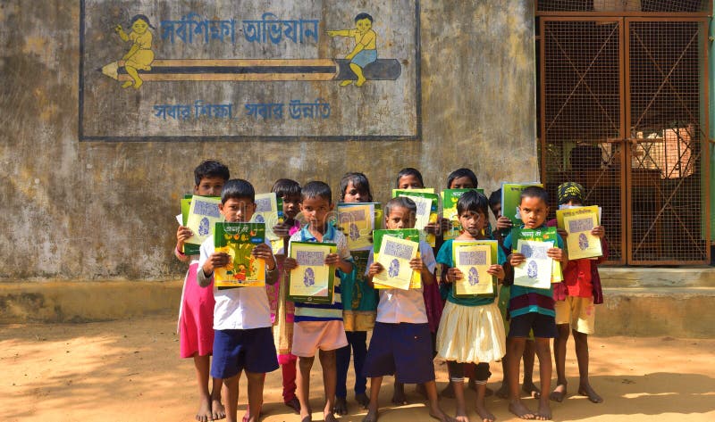 Jhargram västra Bengal, Indien - Januari 2, 2019: Den internationella bokdagen firades av studenterna av en grundskola för barn m arkivbild Jhargram västra Bengal, Indien - Januari 2, 2019: Den internationella bokdagen firades av studenterna av en grundskola för barn m arkivbild