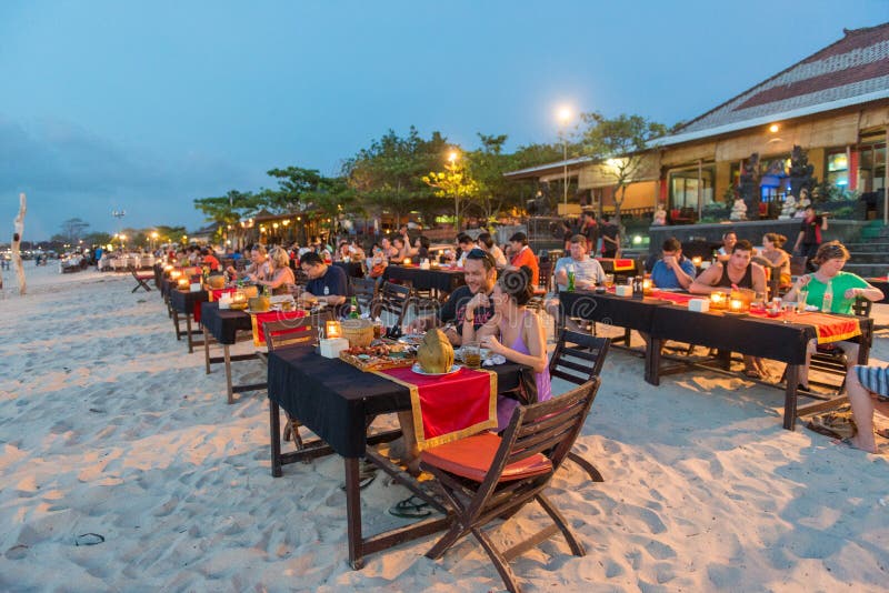 Jimbaran strandrestaurang i Bali, Indonesien royaltyfria bilder Jimbaran strandrestaurang i Bali, Indonesien royaltyfria bilder