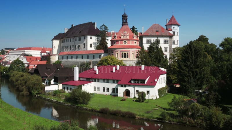 Jindrichuv Hradec Чехия, красивый замок стиля ренессанса, XVI век, с павильоном Roundel на холме сток-видео Jindrichuv Hradec Чехия, красивый замок стиля ренессанса, XVI век, с павильоном Roundel на холме сток-видео