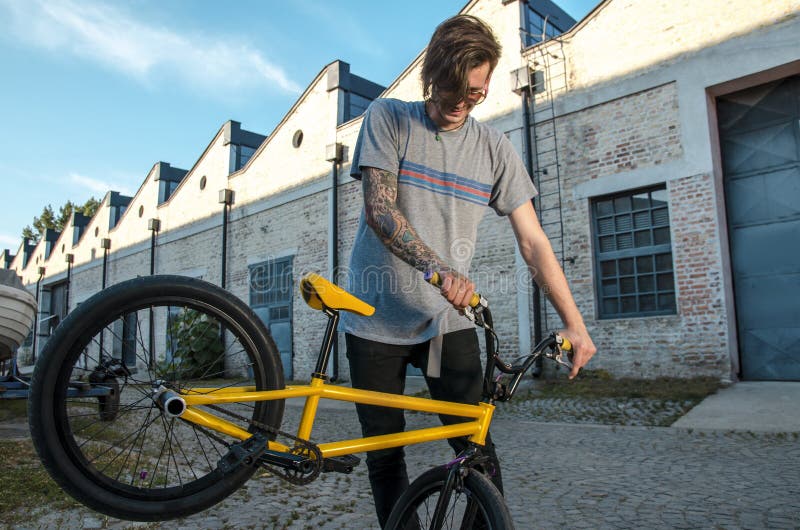 Retrato Del Hombre Adulto Joven Tatuado En La Bici De BMX Foto de archivo -  Imagen de extremo, tatuado: 135334216