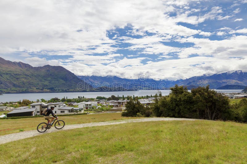Jinete de la bici de montaña en el lago Wanaka foto de archivo Jinete de la bici de montaña en el lago Wanaka foto de archivo