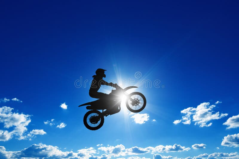 Jinete de salto de la motocicleta imagen de archivo libre de regalías Jinete de salto de la motocicleta imagen de archivo libre de regalías