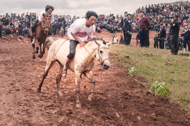 Jinete hermoso en carrera de caballos imágenes de archivo libres de regalías Jinete hermoso en carrera de caballos imágenes de archivo libres de regalías