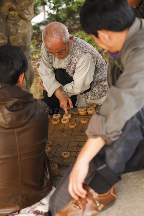 Três Homens Chineses Mais Velhos Jogando Xadrez Chinês Na Rua Imagem  Editorial - Imagem de jogar, homens: 203848020