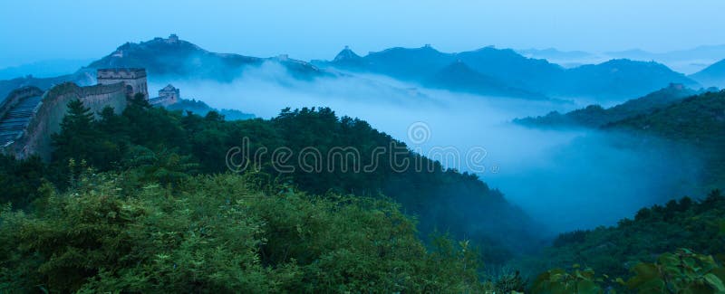 Jinshanling Chinesische Mauer des China-morgens Nebels