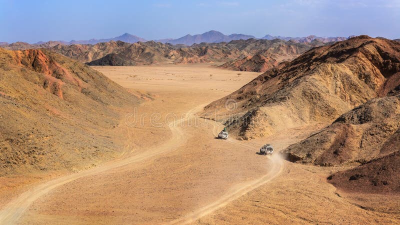 In the picture two jeeps while attraverano the desert rocks Egyptian, a view from above. In the picture two jeeps while attraverano the desert rocks Egyptian, a view from above.