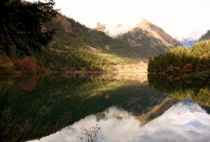 Jiuzhaigou’s“mirror Lake†op een kalme de herfstochtend stock foto's Jiuzhaigou’s“mirror Lake†op een kalme de herfstochtend stock foto's