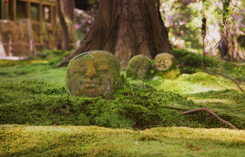 Jizo geht im Moos im buddhistischen Tempel voran lizenzfreie stockbilder Jizo geht im Moos im buddhistischen Tempel voran lizenzfreie stockbilder