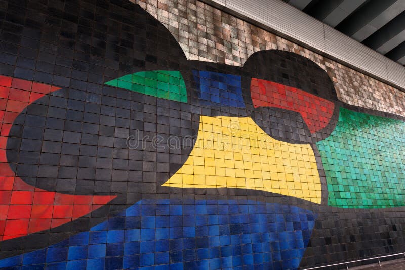 Joan Miro - grande murale ceramico - Barcellona immagine stock Joan Miro - grande murale ceramico - Barcellona immagine stock