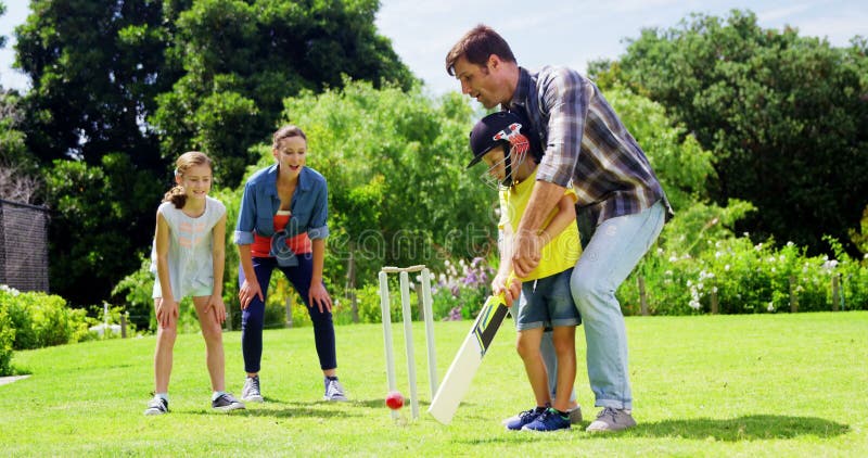 Joc de cricket de familie în parc stock video footage