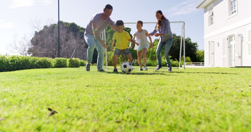 Joc de fotbal în familie fericită stock footage