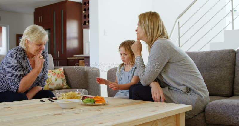 Joc de masă în familie de multigenerații în sufragerie 4k stock video footage