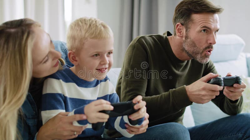 Joc video de familie împreună stock video