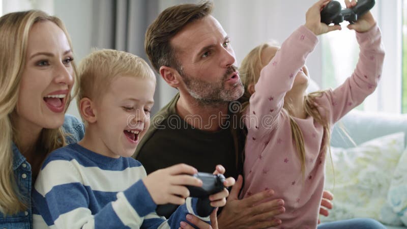 Joc video în familie fericită stock video footage