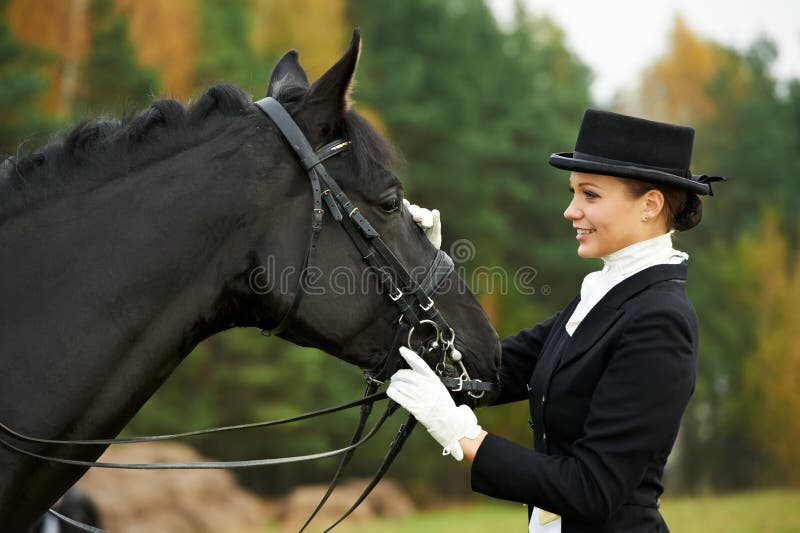 Jockey αμαζωνών σε ομοιόμορφο με το άλογο στοκ εικόνες
