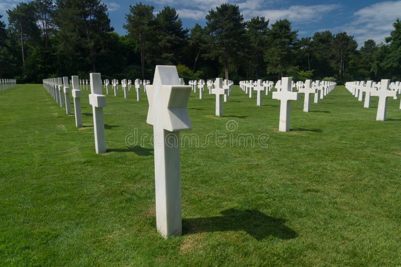 Jodenster voor witte kruisen bij de Amerikaanse Begraafplaats en Herdenkings, Colleville-sur-Mer, Normandië, Frankrijk stock foto's Jodenster voor witte kruisen bij de Amerikaanse Begraafplaats en Herdenkings, Colleville-sur-Mer, Normandië, Frankrijk stock foto's