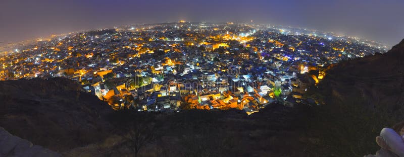 La ciudad por la noche en desierto de noroeste indio condición de.