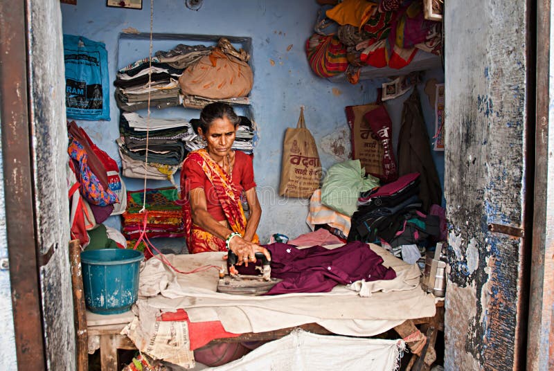 JODHPUR, INDIEN - SEPT. 21: Arbeiten Sie an der Straße, die indische Frau lizenzfreie stockfotografie JODHPUR, INDIEN - SEPT. 21: Arbeiten Sie an der Straße, die indische Frau lizenzfreie stockfotografie