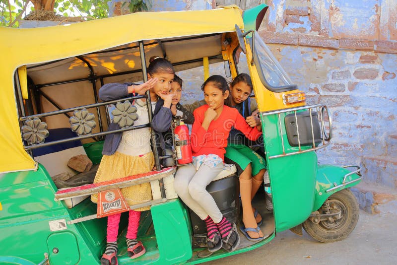 JODHPUR, RÀJASTHÀN, INDE - 17 DÉCEMBRE 2017 : Portrait des enfants souriant et posant à l'intérieur d'un Tuk Tuk photographie stock libre de droits JODHPUR, RÀJASTHÀN, INDE - 17 DÉCEMBRE 2017 : Portrait des enfants souriant et posant à l'intérieur d'un Tuk Tuk photographie stock libre de droits
