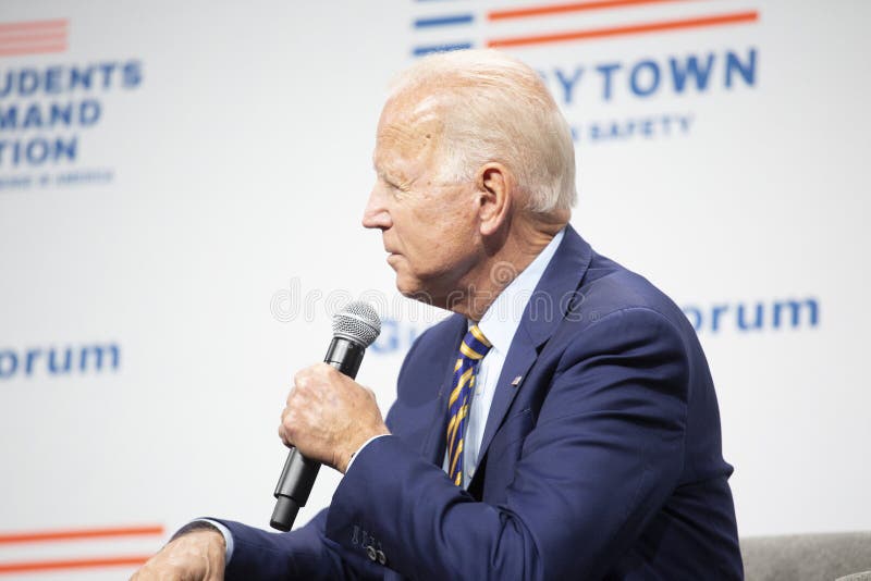 Joe Biden på vapenavkänningsforumet på Augusti 10, 2019, Des Moines, Iowa, USA royaltyfria foton Joe Biden på vapenavkänningsforumet på Augusti 10, 2019, Des Moines, Iowa, USA royaltyfria foton
