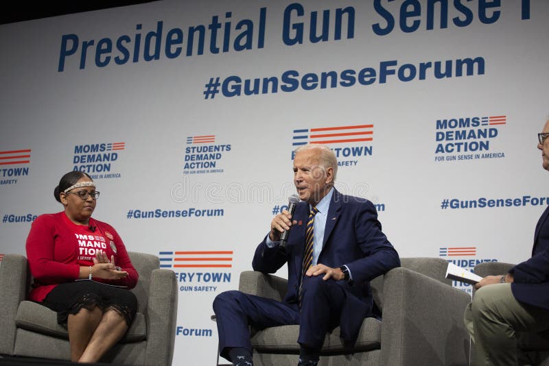 Joe Biden på vapenavkänningsforumet på Augusti 10, 2019, Des Moines, Iowa, USA royaltyfri fotografi Joe Biden på vapenavkänningsforumet på Augusti 10, 2019, Des Moines, Iowa, USA royaltyfri fotografi