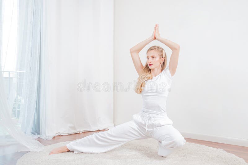 Joga czas Piękna kobieta ćwiczy joga w domu obraz stock Joga czas Piękna kobieta ćwiczy joga w domu obraz stock