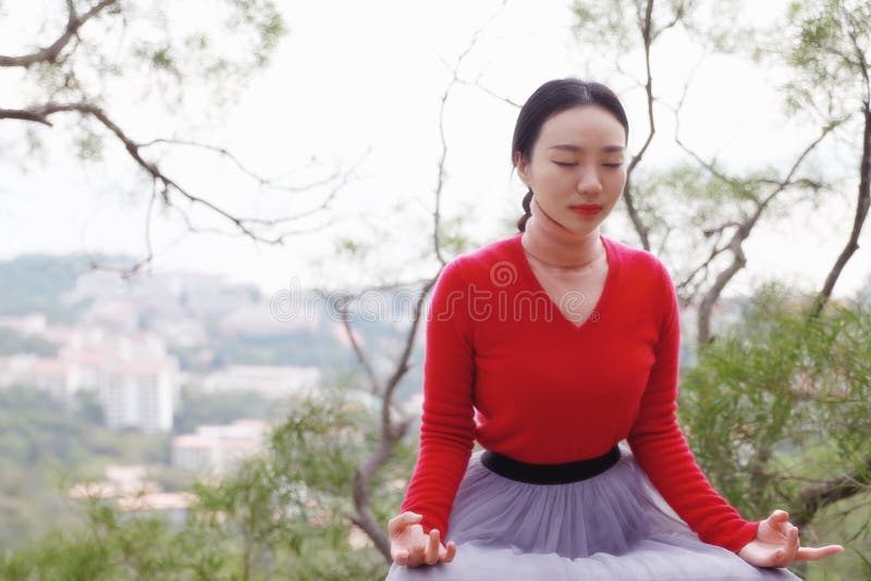 Joga kobieta siedzi w medytacji pozie na halnego szczytu skale obraz royalty free Joga kobieta siedzi w medytacji pozie na halnego szczytu skale obraz royalty free