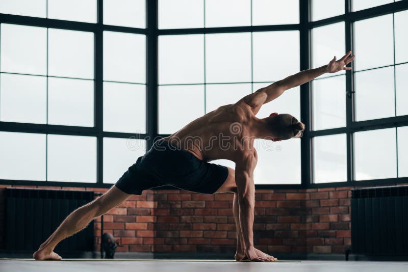 Joga mężczyzna sporta stylu życia silni stonowani dysponowani mięśnie obraz royalty free Joga mężczyzna sporta stylu życia silni stonowani dysponowani mięśnie obraz royalty free
