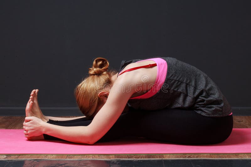 joga Młoda blondynki kobieta robi joga ćwiczeniu fotografia stock joga Młoda blondynki kobieta robi joga ćwiczeniu fotografia stock