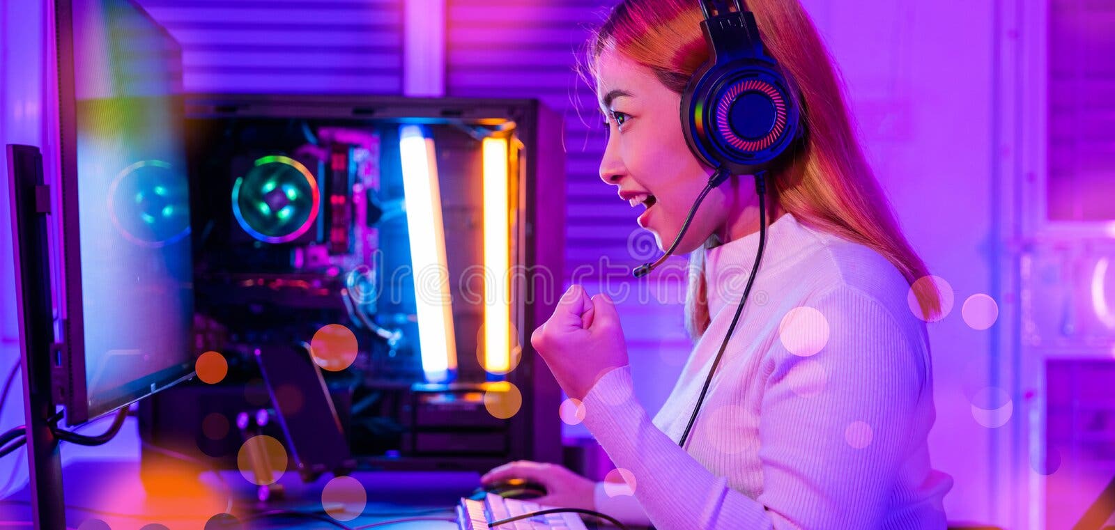 Jovem Mulher Usando Headphones De Jogos Pretende Fazer Jogar Jogos De  Transmissão Ao Vivo On-line Em Casa, Happy Gamer Empreitada Joga Torneio De  Jogos De Vídeo Online Com Luzes De Néon De