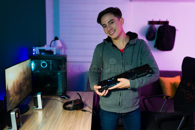 Latin Man Jogando Um Jogo De Vídeo Em Seu Pc De Jogos Imagem de