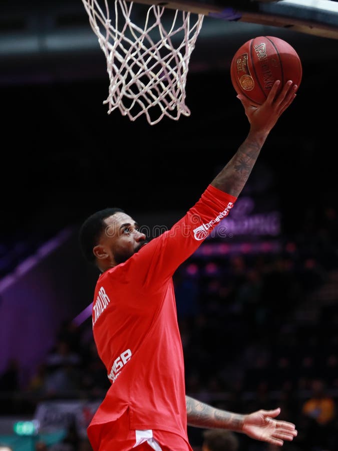 Jogador De Basquete Paris Lee Em Ação Durante O Jogo De Basquetebol Bbl  Pokal Foto de Stock Editorial - Imagem de jogos, atleta: 262629293