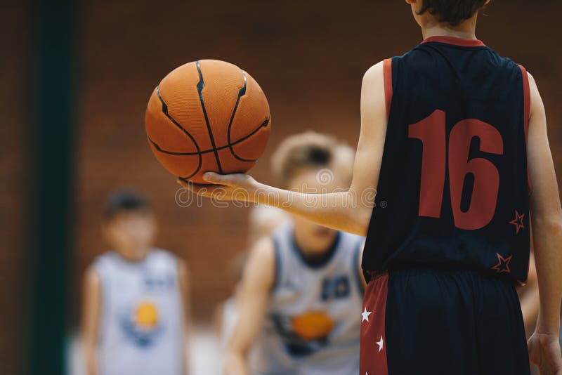 Jogador de basquete com um jogo de bola