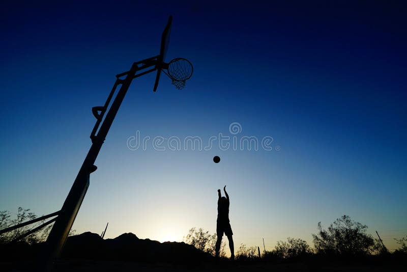 Silhueta De Jogador De Basquete Com Bola Em Branco Foto de Stock - Imagem  de silhueta, jogar: 223074486