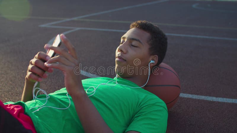 Basquete E Tela Verde Com Um Homem De Fundo Azul No Estúdio Para